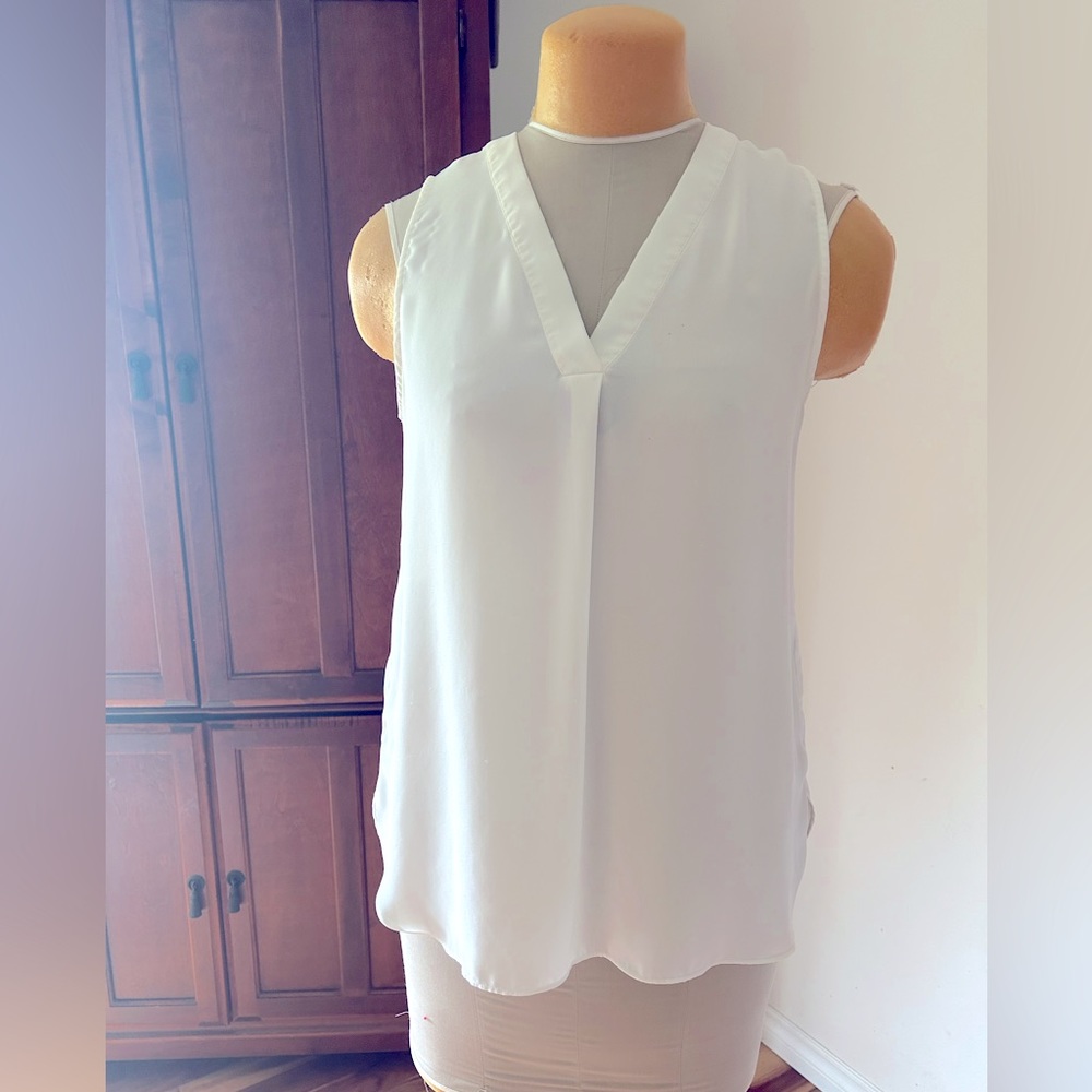 Ladies Cap sleeve blouse. Violet & Charlie. Cream/white. Sz M. EUC